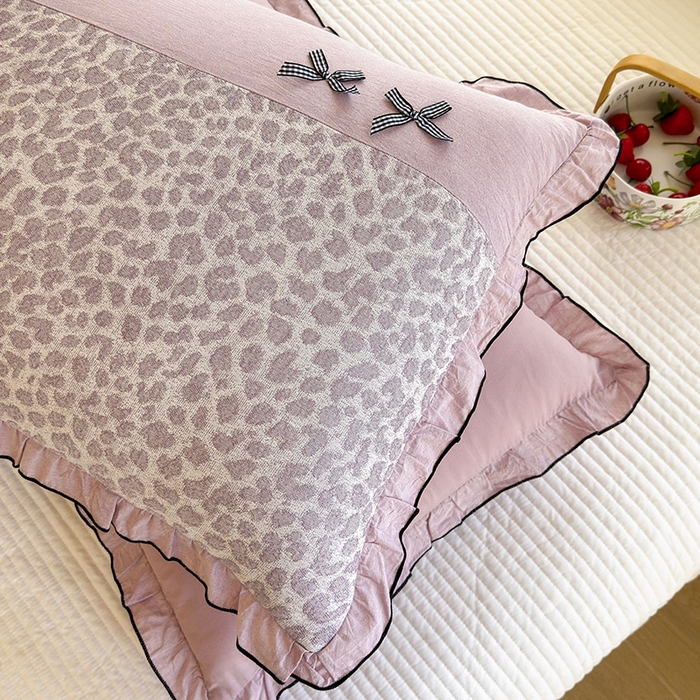 91家纺网 家纺一手货源 找家纺 呦呦南宋 2025提花双层纱纯棉枕套多层结构枕头套超声波夹棉4874一对装拼接单品绣线花边拉链款蝴蝶结款枕套 粉豹纹