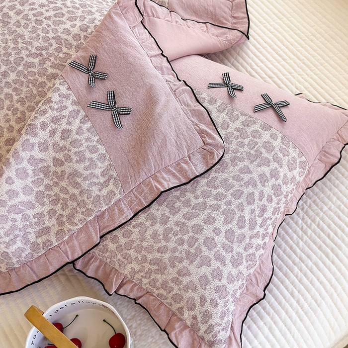 91家纺网 家纺一手货源 找家纺 呦呦南宋 2025提花双层纱纯棉枕套多层结构枕头套超声波夹棉4874一对装拼接单品绣线花边拉链款蝴蝶结款枕套 粉豹纹