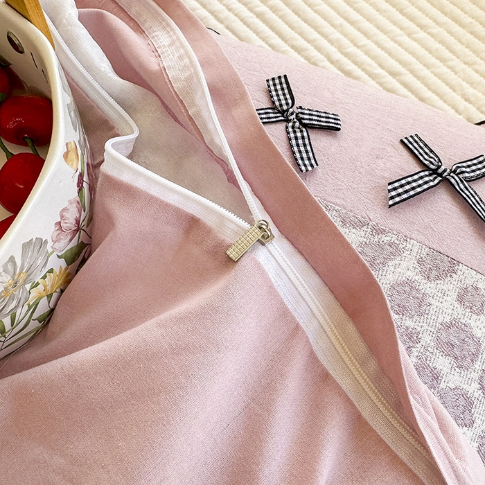 91家纺网 家纺一手货源 找家纺 呦呦南宋 2025提花双层纱纯棉枕套多层结构枕头套超声波夹棉4874一对装拼接单品绣线花边拉链款蝴蝶结款枕套 粉豹纹