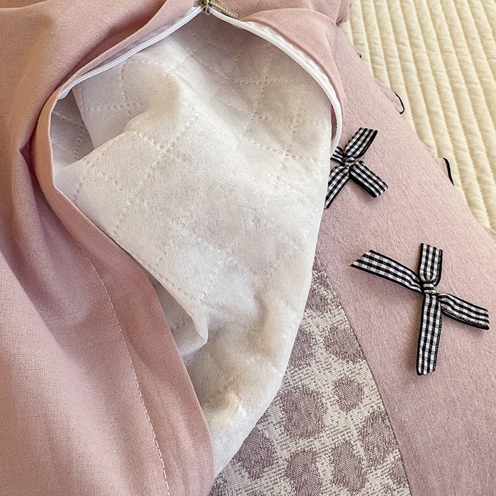 91家纺网 家纺一手货源 找家纺 呦呦南宋 2025提花双层纱纯棉枕套多层结构枕头套超声波夹棉4874一对装拼接单品绣线花边拉链款蝴蝶结款枕套 粉豹纹