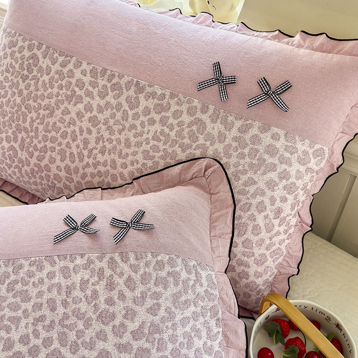 91家纺网 家纺一手货源 找家纺 呦呦南宋 2025提花双层纱纯棉枕套多层结构枕头套超声波夹棉4874一对装拼接单品绣线花边拉链款蝴蝶结款枕套 粉豹纹