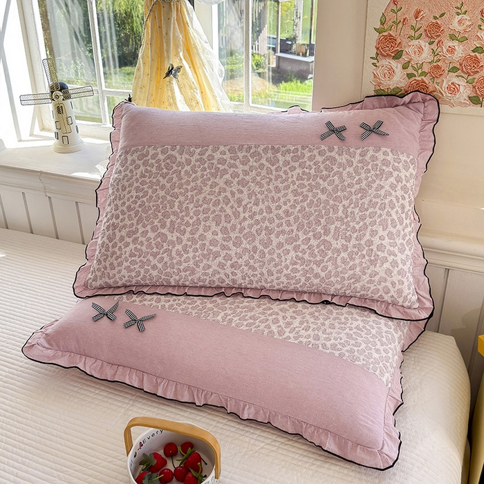 91家纺网 家纺一手货源 找家纺 呦呦南宋 2025提花双层纱纯棉枕套多层结构枕头套超声波夹棉4874一对装拼接单品绣线花边拉链款蝴蝶结款枕套 粉豹纹