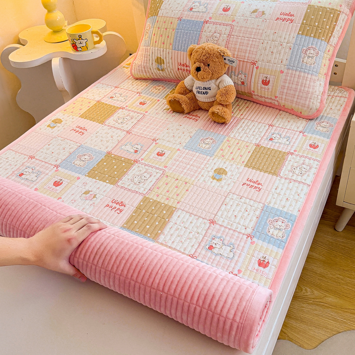 91家纺网 家纺一手货源 找家纺 梵朴 2025新款A类棉加绒一面纯棉一面宝宝婴儿牛奶绒双面可用床盖学生宿舍床垫炕盖-学生床图 宠物狂欢