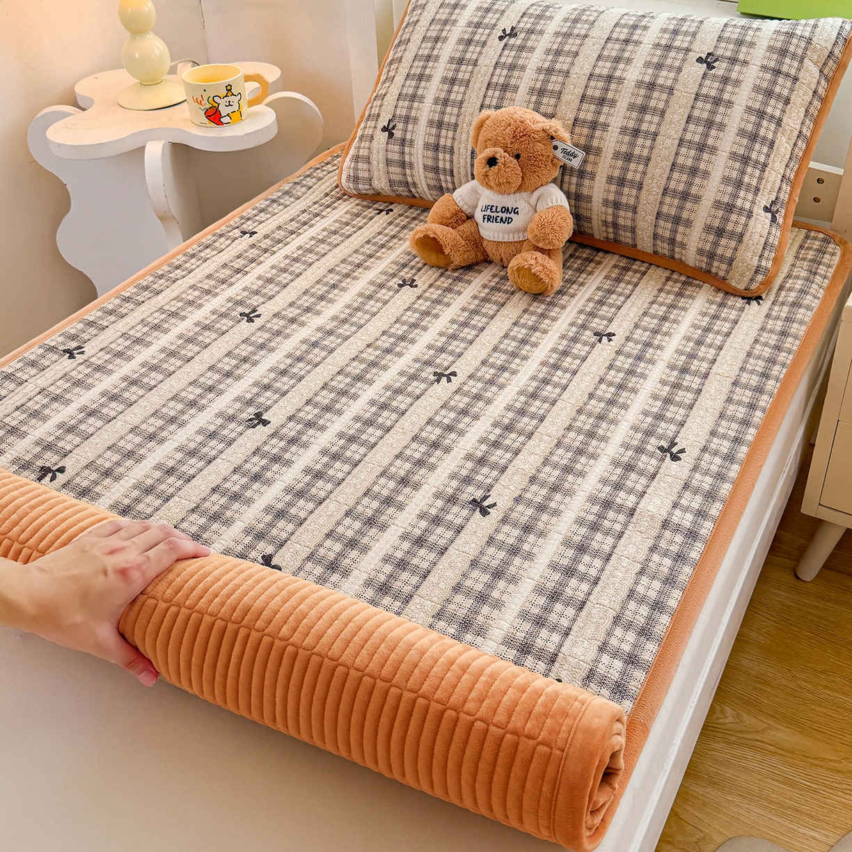 91家纺网 家纺一手货源 找家纺 梵朴 2025新款A类棉加绒一面纯棉一面宝宝婴儿牛奶绒双面可用床盖学生宿舍床垫炕盖-学生床图 花边蝴蝶结