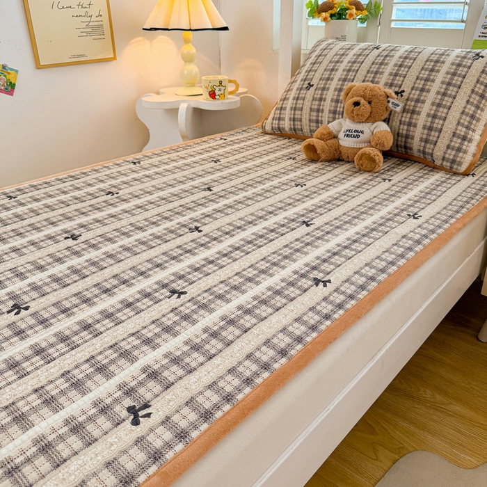 91家纺网 家纺一手货源 找家纺 梵朴 2025新款A类棉加绒一面纯棉一面宝宝婴儿牛奶绒双面可用床盖学生宿舍床垫炕盖-学生床图 花边蝴蝶结