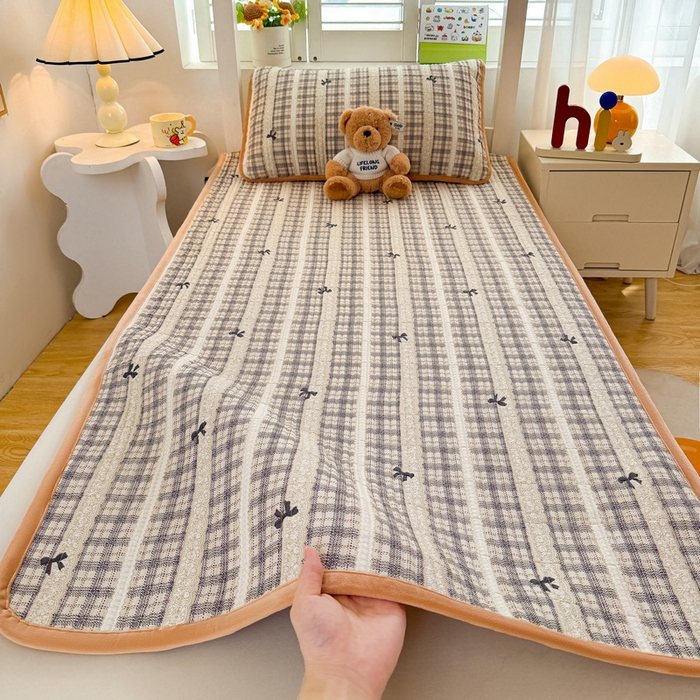 91家纺网 家纺一手货源 找家纺 梵朴 2025新款A类棉加绒一面纯棉一面宝宝婴儿牛奶绒双面可用床盖学生宿舍床垫炕盖-学生床图 花边蝴蝶结