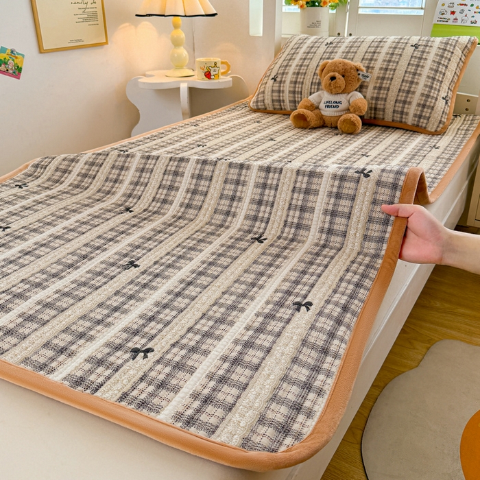 91家纺网 家纺一手货源 找家纺 梵朴 2025新款A类棉加绒一面纯棉一面宝宝婴儿牛奶绒双面可用床盖学生宿舍床垫炕盖-学生床图 花边蝴蝶结