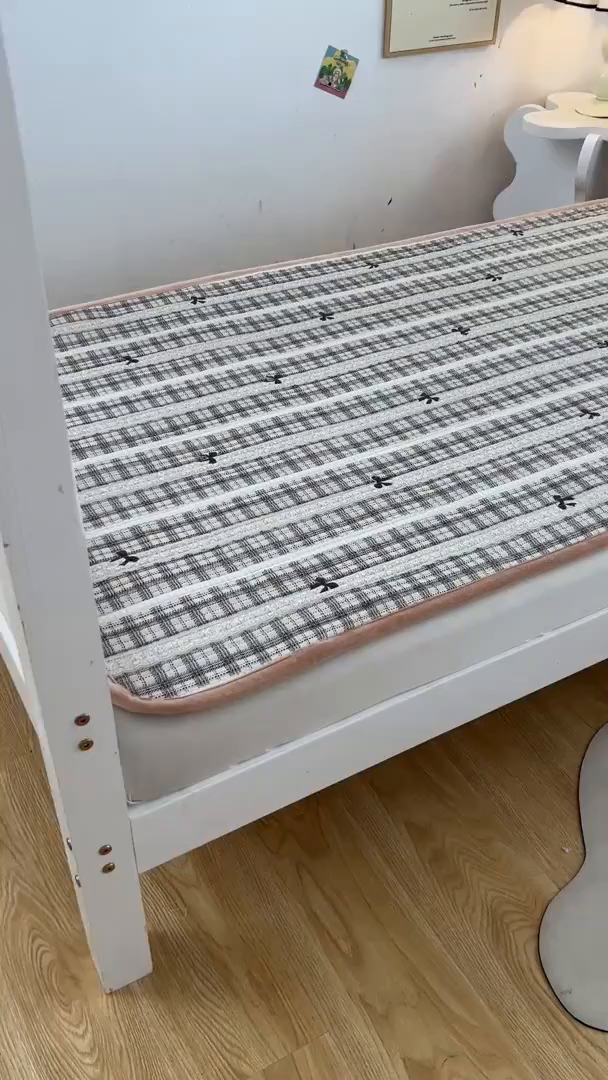 91家纺网 家纺一手货源 找家纺 梵朴 2025新款A类棉加绒一面纯棉一面宝宝婴儿牛奶绒双面可用床盖学生宿舍床垫炕盖-学生床图 花边蝴蝶结