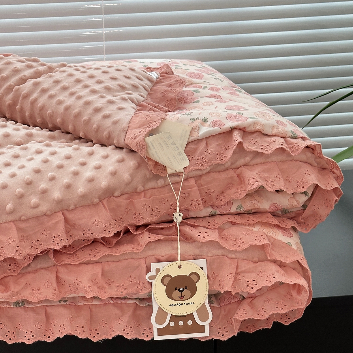 91家纺网 家纺一手货源 找家纺 佰织鑫家居 2025秋冬加厚纯棉全棉法式豆豆被被子被芯 爱情故事