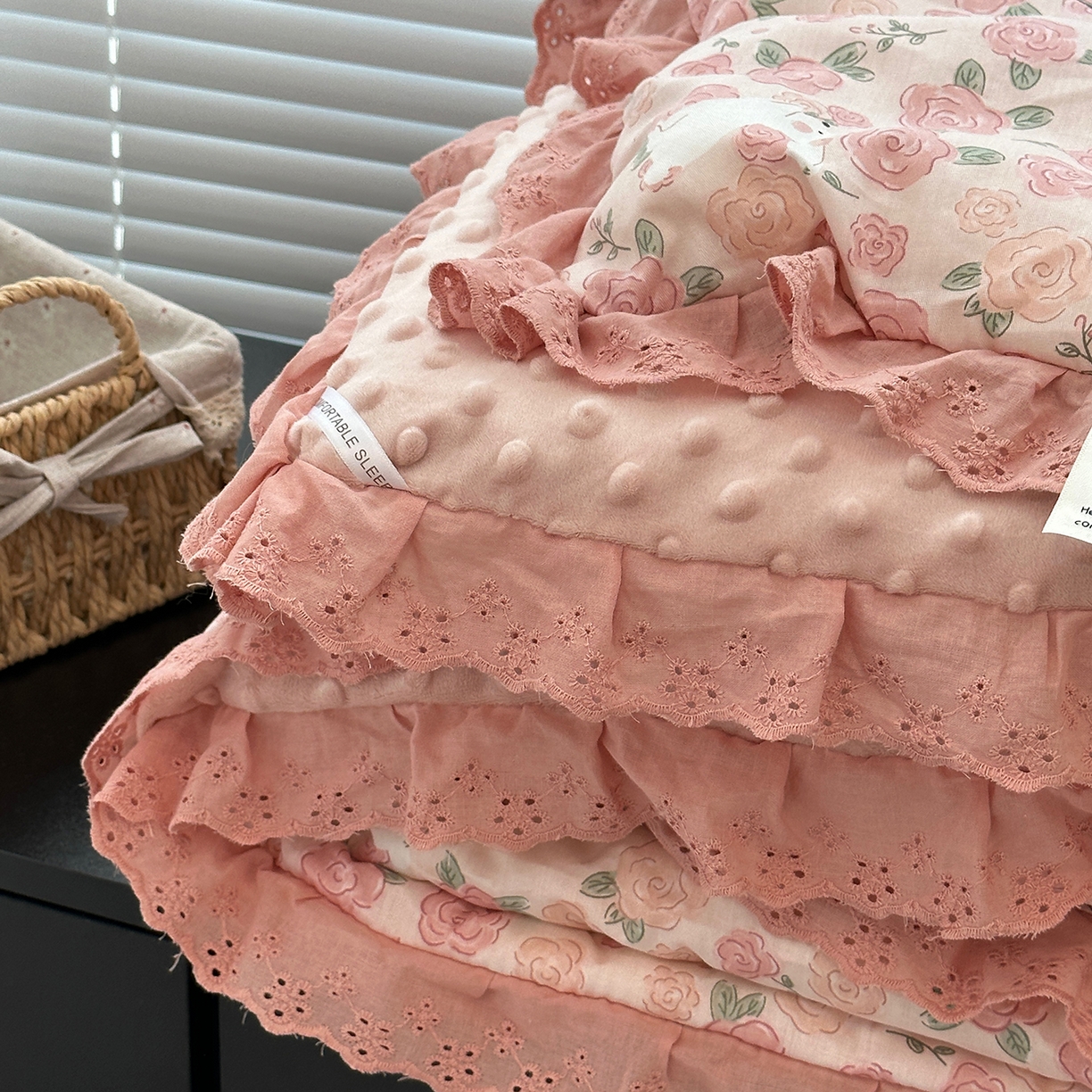 91家纺网 家纺一手货源 找家纺 佰织鑫家居 2025秋冬加厚纯棉全棉法式豆豆被被子被芯 爱情故事