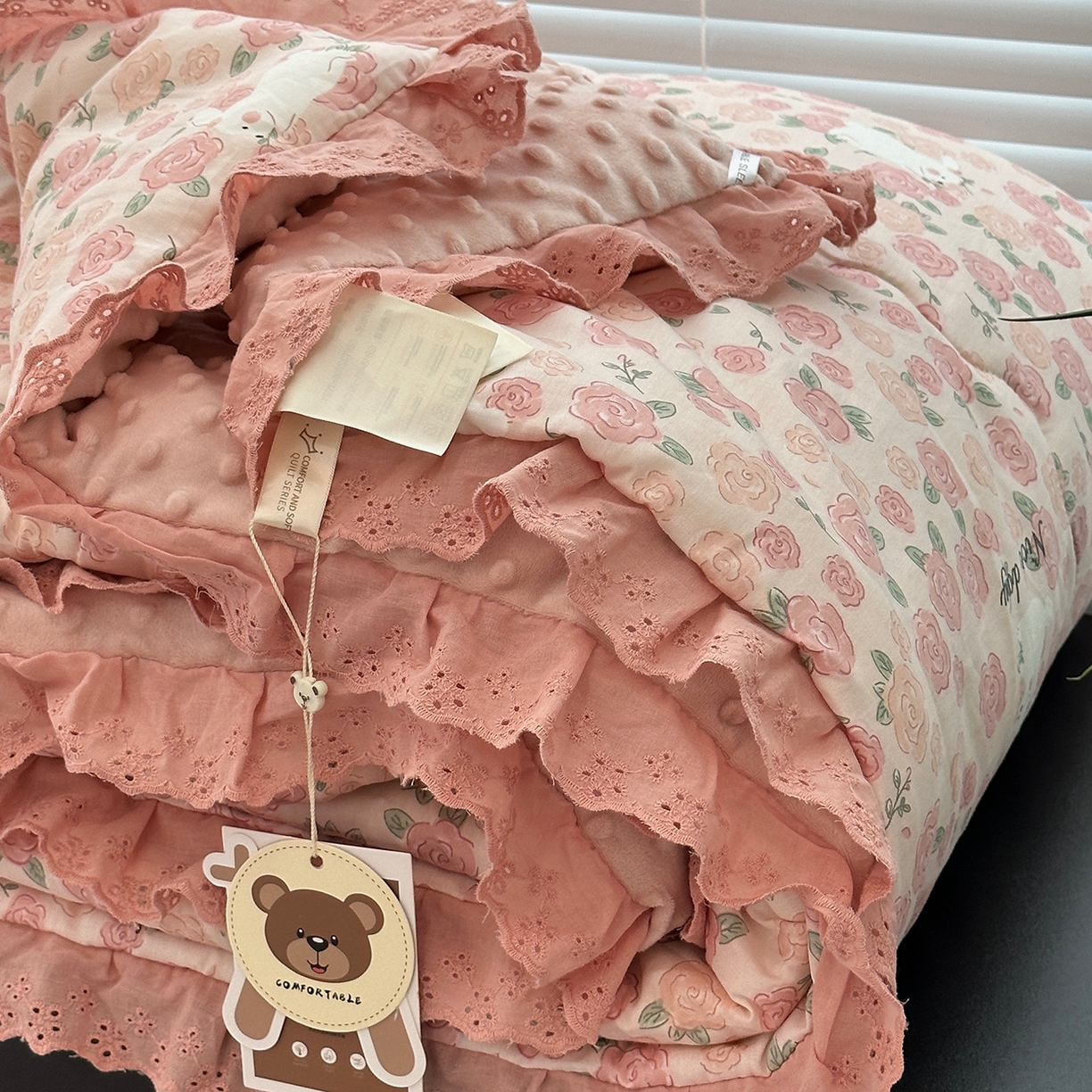 91家纺网 家纺一手货源 找家纺 佰织鑫家居 2025秋冬加厚纯棉全棉法式豆豆被被子被芯 爱情故事