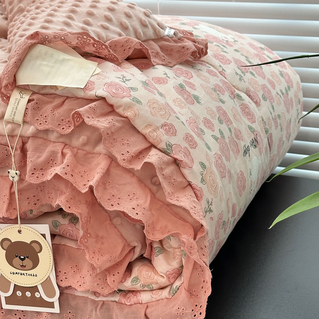 91家纺网 家纺一手货源 找家纺 佰织鑫家居 2025秋冬加厚纯棉全棉法式豆豆被被子被芯 爱情故事