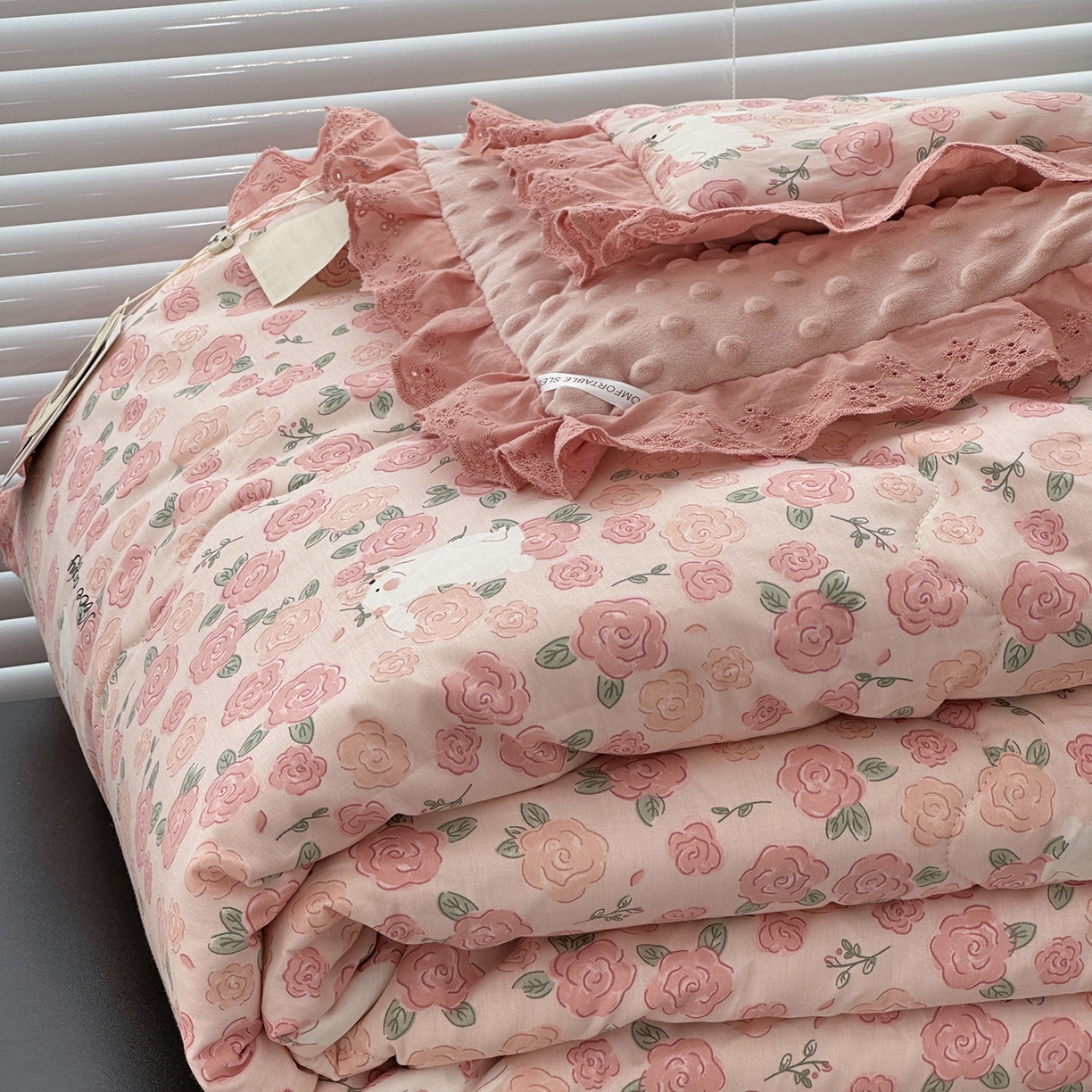 91家纺网 家纺一手货源 找家纺 佰织鑫家居 2025秋冬加厚纯棉全棉法式豆豆被被子被芯 爱情故事