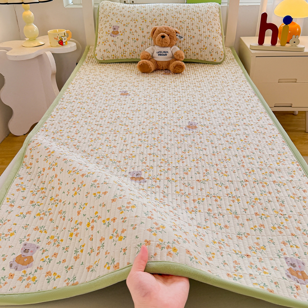 91家纺网 家纺一手货源 找家纺 梵朴 2025新款A类棉加绒一面纯棉一面宝宝婴儿牛奶绒双面可用床盖学生宿舍床垫炕盖-学生床图 花园好友熊