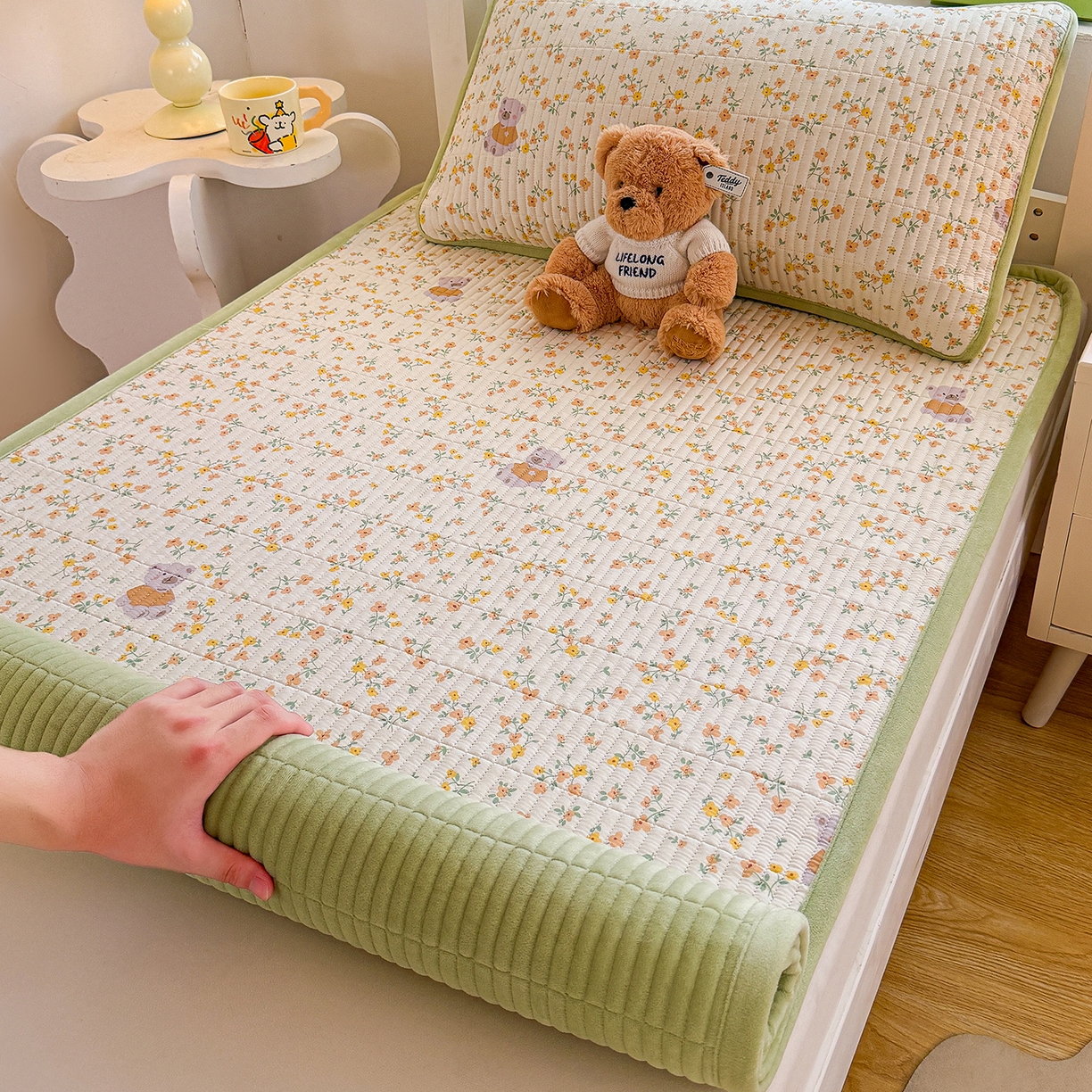 91家纺网 家纺一手货源 找家纺 梵朴 2025新款A类棉加绒一面纯棉一面宝宝婴儿牛奶绒双面可用床盖学生宿舍床垫炕盖-学生床图 花园好友熊