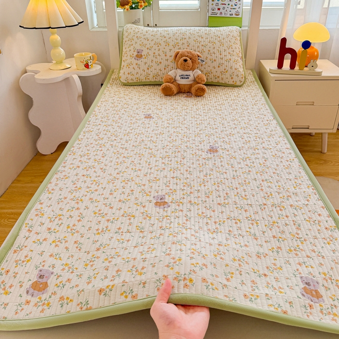 91家纺网 家纺一手货源 找家纺 梵朴 2025新款A类棉加绒一面纯棉一面宝宝婴儿牛奶绒双面可用床盖学生宿舍床垫炕盖-学生床图 花园好友熊