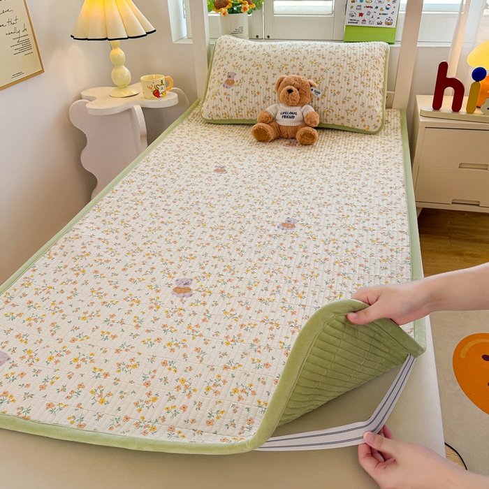 91家纺网 家纺一手货源 找家纺 梵朴 2025新款A类棉加绒一面纯棉一面宝宝婴儿牛奶绒双面可用床盖学生宿舍床垫炕盖-学生床图 花园好友熊