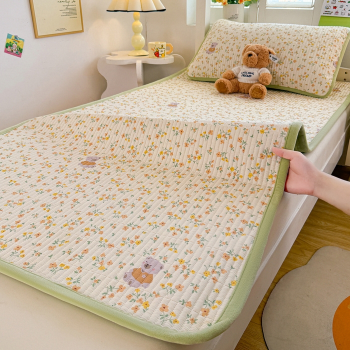 91家纺网 家纺一手货源 找家纺 梵朴 2025新款A类棉加绒一面纯棉一面宝宝婴儿牛奶绒双面可用床盖学生宿舍床垫炕盖-学生床图 花园好友熊