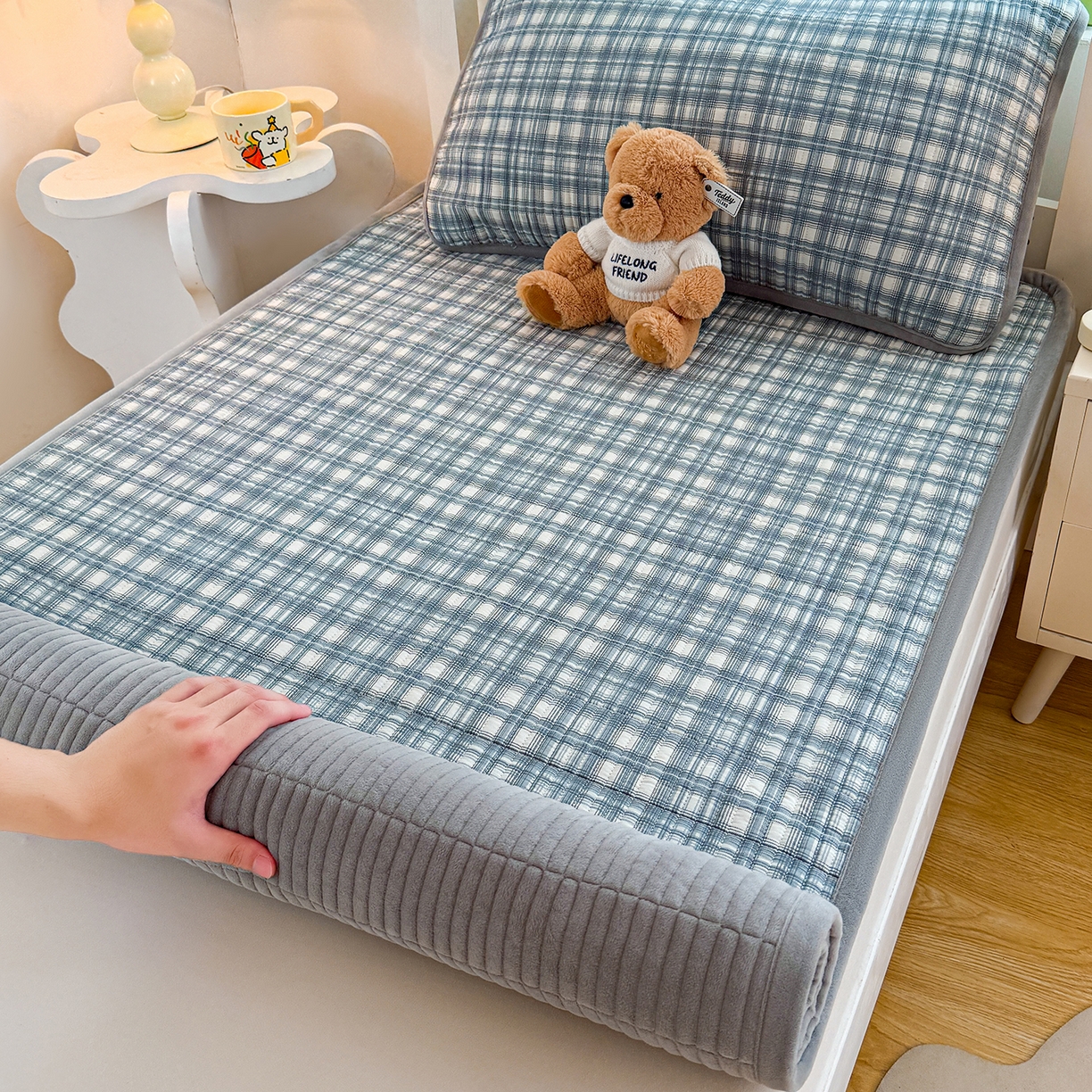 91家纺网 家纺一手货源 找家纺 梵朴 2025新款A类棉加绒一面纯棉一面宝宝婴儿牛奶绒双面可用床盖学生宿舍床垫炕盖-学生床图 可可蓝格