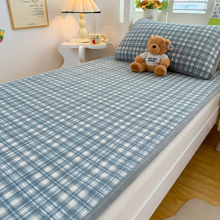 91家纺网 家纺一手货源 找家纺 梵朴 2025新款A类棉加绒一面纯棉一面宝宝婴儿牛奶绒双面可用床盖学生宿舍床垫炕盖-学生床图 可可蓝格