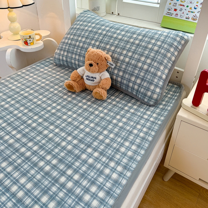 91家纺网 家纺一手货源 找家纺 梵朴 2025新款A类棉加绒一面纯棉一面宝宝婴儿牛奶绒双面可用床盖学生宿舍床垫炕盖-学生床图 可可蓝格