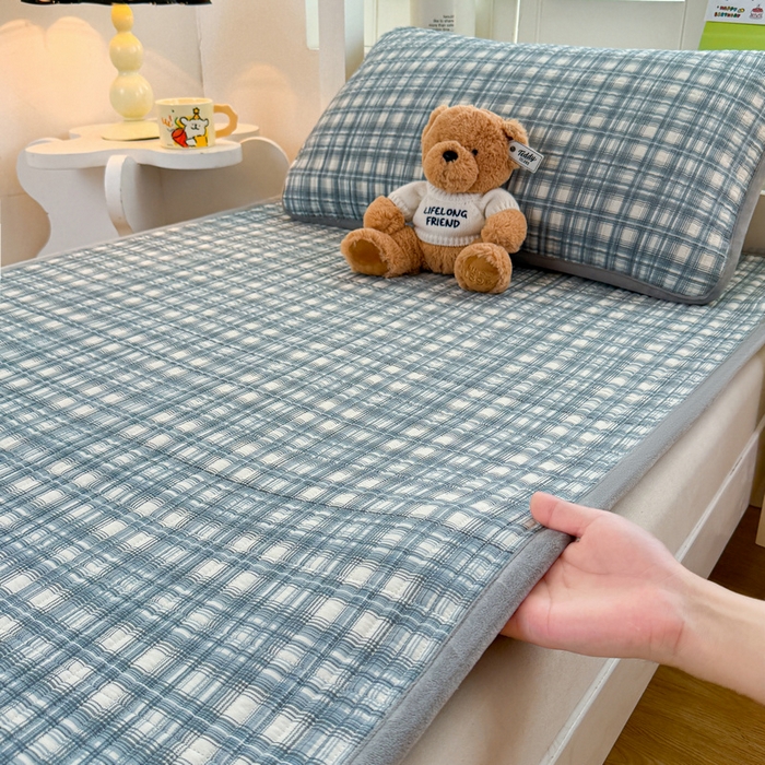 91家纺网 家纺一手货源 找家纺 梵朴 2025新款A类棉加绒一面纯棉一面宝宝婴儿牛奶绒双面可用床盖学生宿舍床垫炕盖-学生床图 可可蓝格