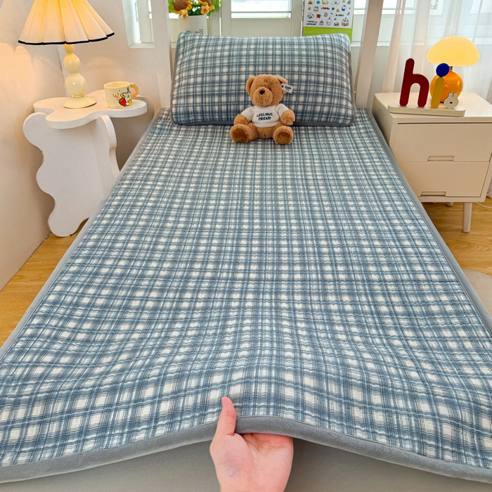 91家纺网 家纺一手货源 找家纺 梵朴 2025新款A类棉加绒一面纯棉一面宝宝婴儿牛奶绒双面可用床盖学生宿舍床垫炕盖-学生床图 可可蓝格