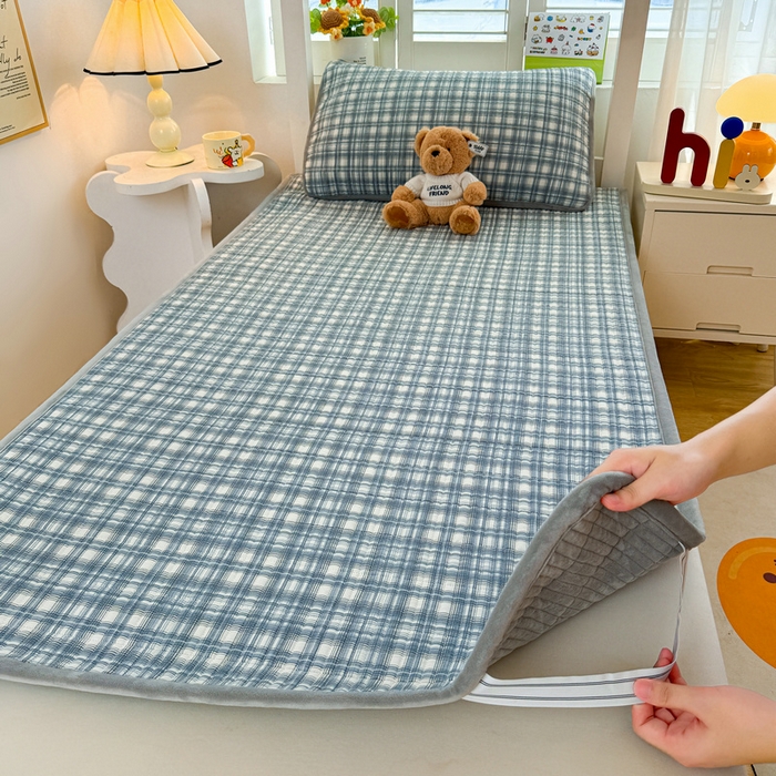 91家纺网 家纺一手货源 找家纺 梵朴 2025新款A类棉加绒一面纯棉一面宝宝婴儿牛奶绒双面可用床盖学生宿舍床垫炕盖-学生床图 可可蓝格