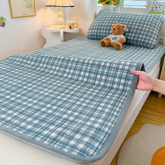 91家纺网 家纺一手货源 找家纺 梵朴 2025新款A类棉加绒一面纯棉一面宝宝婴儿牛奶绒双面可用床盖学生宿舍床垫炕盖-学生床图 可可蓝格