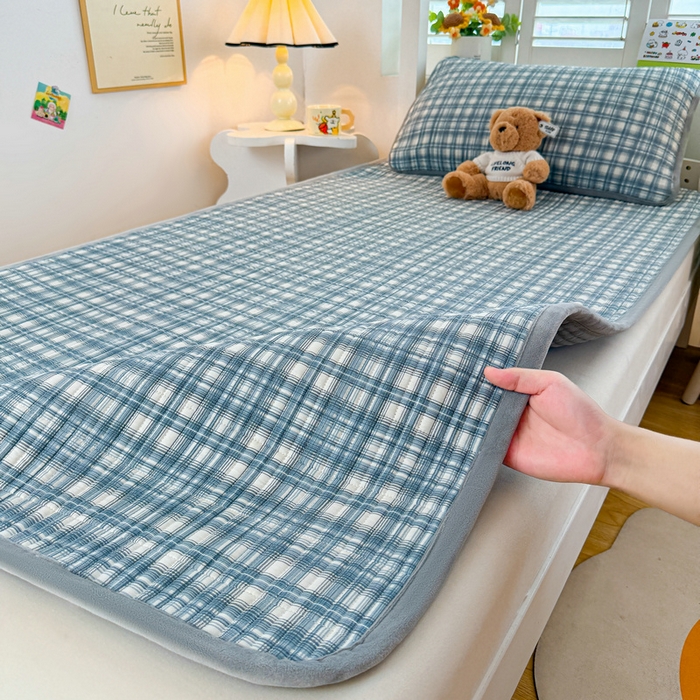 91家纺网 家纺一手货源 找家纺 梵朴 2025新款A类棉加绒一面纯棉一面宝宝婴儿牛奶绒双面可用床盖学生宿舍床垫炕盖-学生床图 可可蓝格