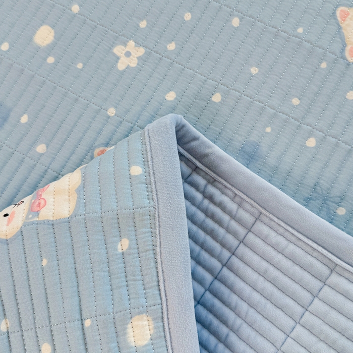 91家纺网 家纺一手货源 找家纺 梵朴 2025新款A类棉加绒一面纯棉一面宝宝婴儿牛奶绒双面可用床盖学生宿舍床垫炕盖-学生床图 蓝色泡芙狗