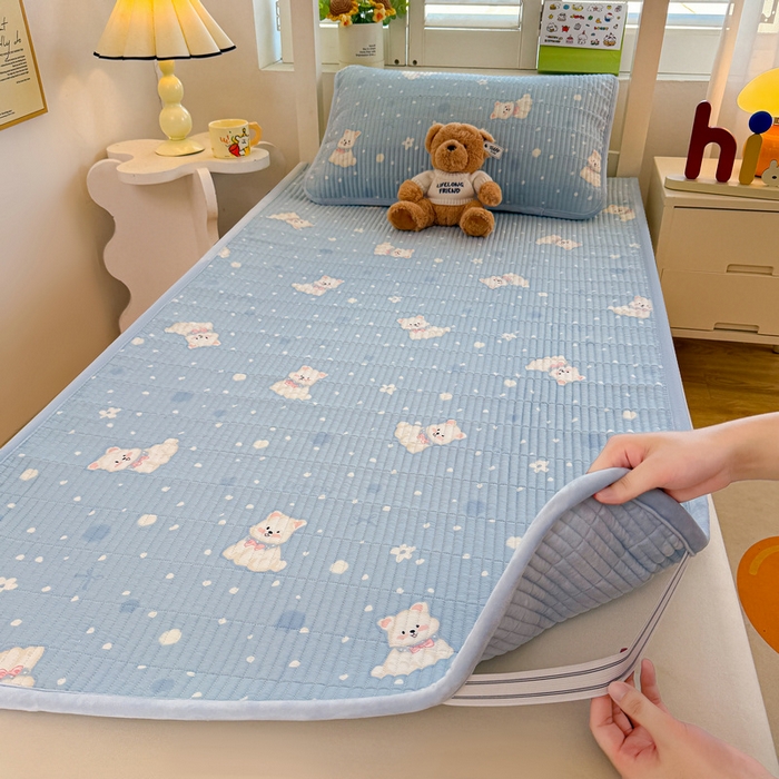 91家纺网 家纺一手货源 找家纺 梵朴 2025新款A类棉加绒一面纯棉一面宝宝婴儿牛奶绒双面可用床盖学生宿舍床垫炕盖-学生床图 蓝色泡芙狗