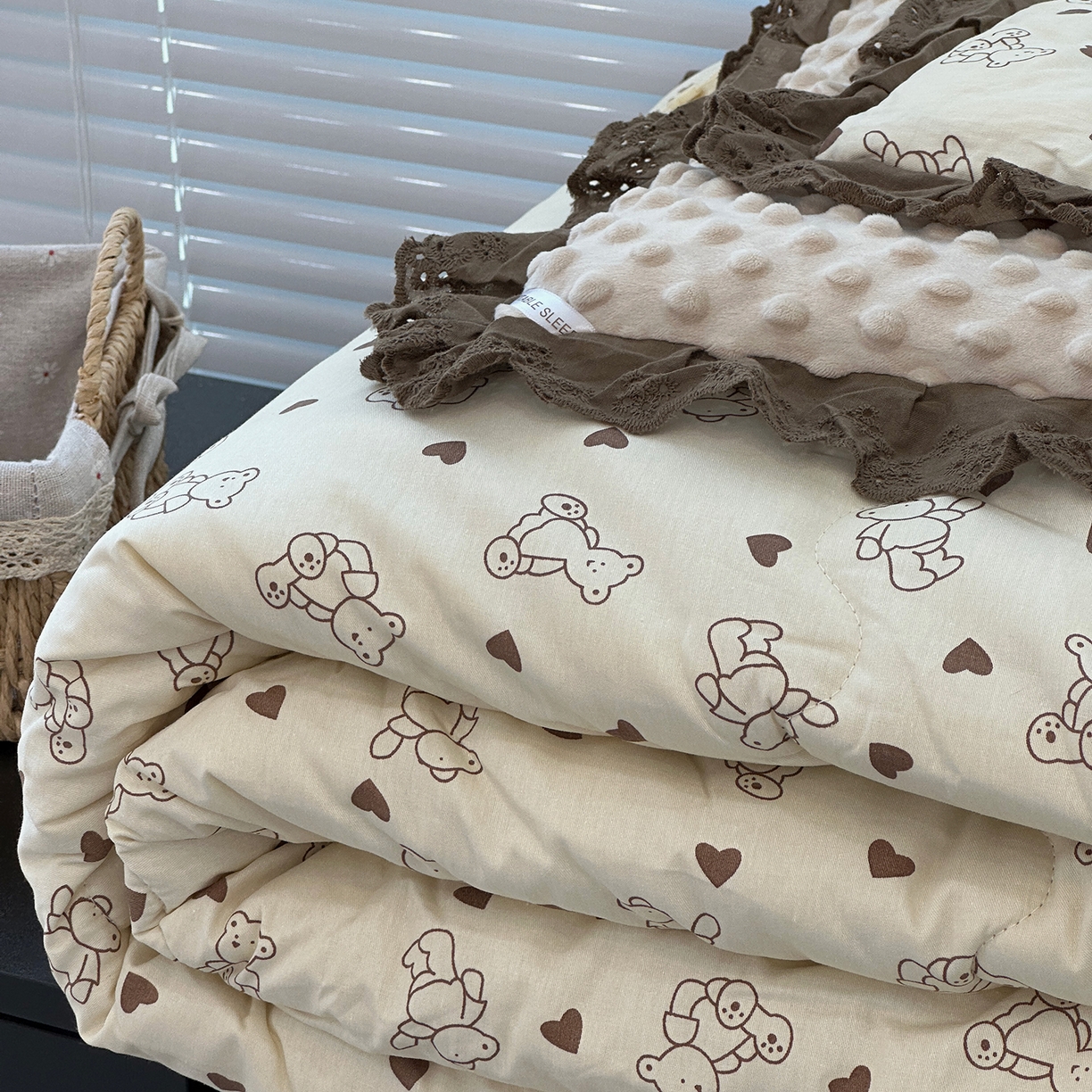 91家纺网 家纺一手货源 找家纺 佰织鑫家居 2025秋冬加厚纯棉全棉法式豆豆被被子被芯 贝贝熊