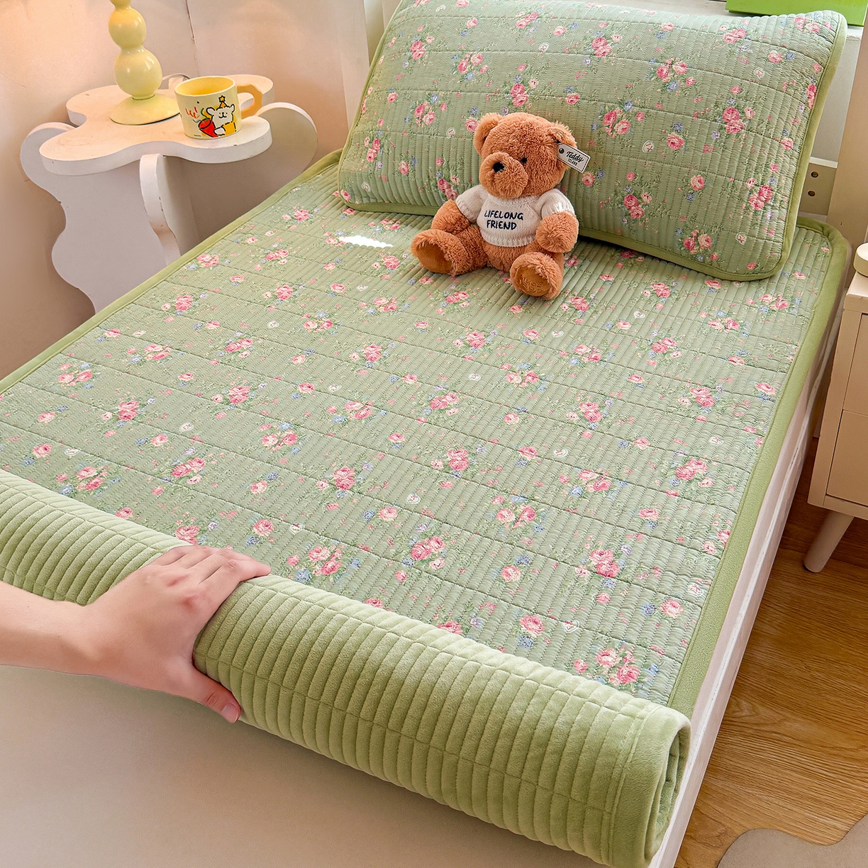 91家纺网 家纺一手货源 找家纺 梵朴 2025新款A类棉加绒一面纯棉一面宝宝婴儿牛奶绒双面可用床盖学生宿舍床垫炕盖-学生床图 沫熙花-绿