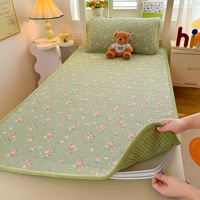 91家纺网 家纺一手货源 找家纺 梵朴 2025新款A类棉加绒一面纯棉一面宝宝婴儿牛奶绒双面可用床盖学生宿舍床垫炕盖-学生床图 沫熙花-绿