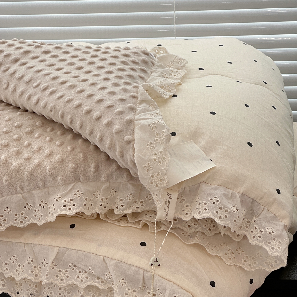 91家纺网 家纺一手货源 找家纺 佰织鑫家居 2025秋冬加厚纯棉全棉法式豆豆被被子被芯 波点