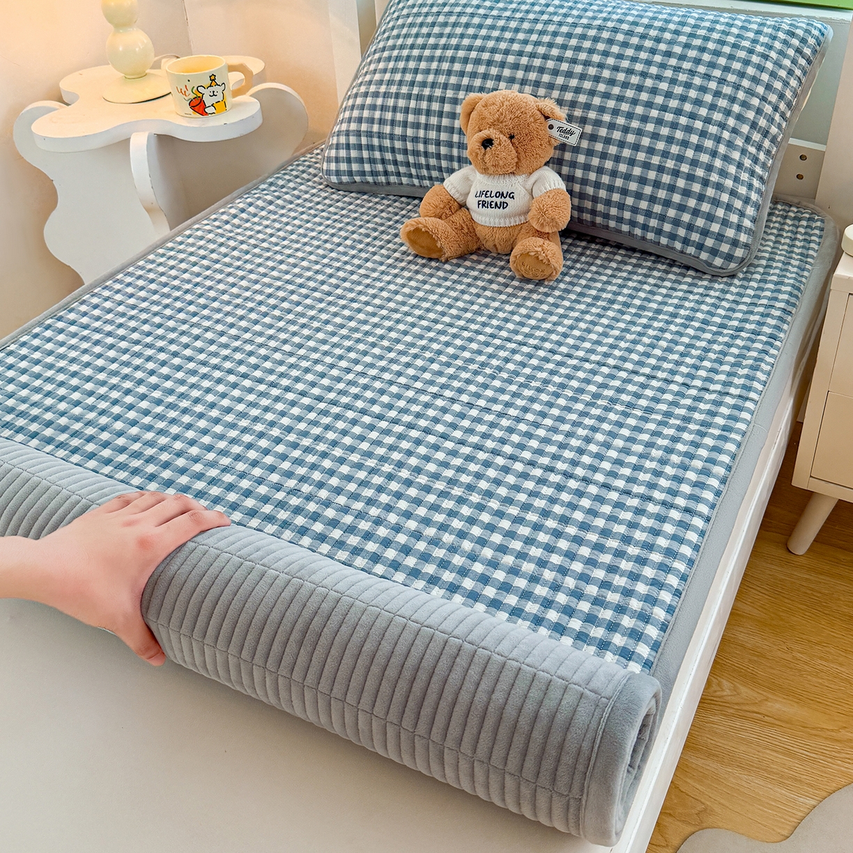 91家纺网 家纺一手货源 找家纺 梵朴 2025新款A类棉加绒一面纯棉一面宝宝婴儿牛奶绒双面可用床盖学生宿舍床垫炕盖-学生床图 暖绒蓝小格