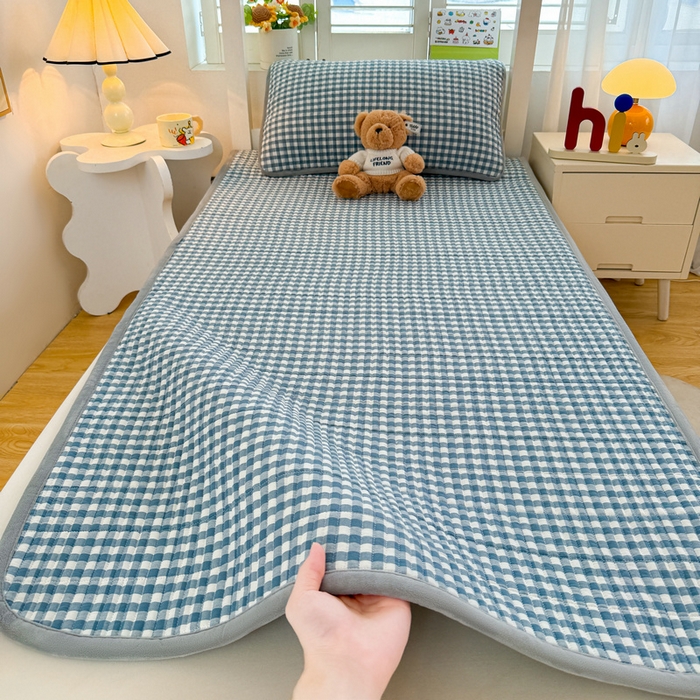 91家纺网 家纺一手货源 找家纺 梵朴 2025新款A类棉加绒一面纯棉一面宝宝婴儿牛奶绒双面可用床盖学生宿舍床垫炕盖-学生床图 暖绒蓝小格