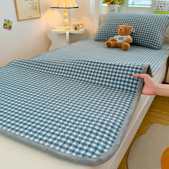 91家纺网 家纺一手货源 找家纺 梵朴 2025新款A类棉加绒一面纯棉一面宝宝婴儿牛奶绒双面可用床盖学生宿舍床垫炕盖-学生床图 暖绒蓝小格