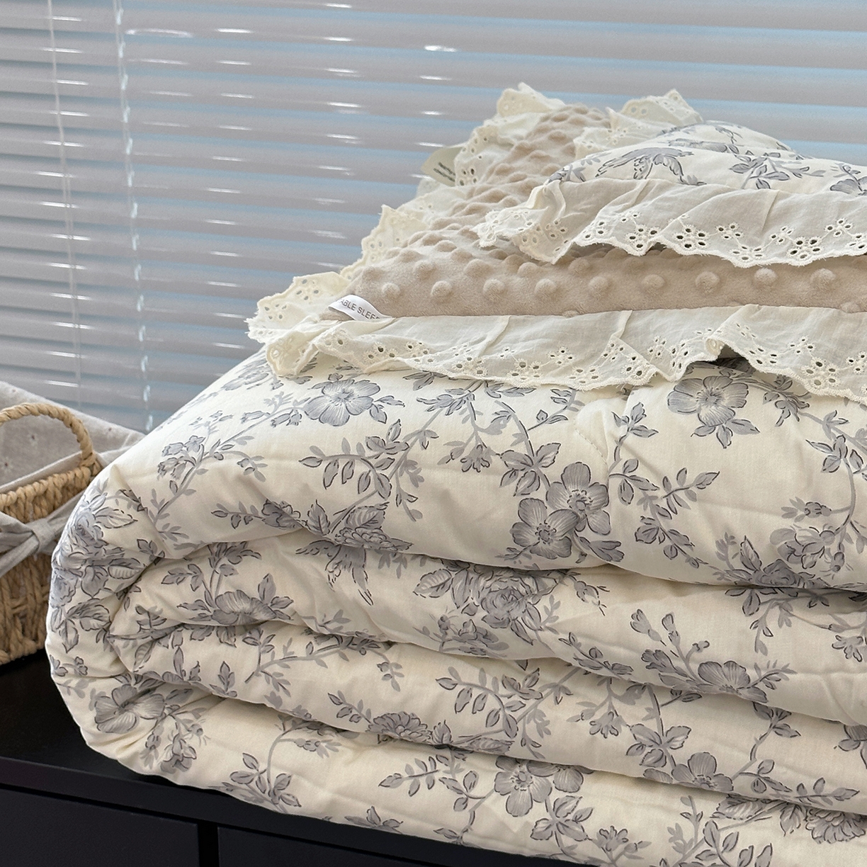 91家纺网 家纺一手货源 找家纺 佰织鑫家居 2025秋冬加厚纯棉全棉法式豆豆被被子被芯 赫本