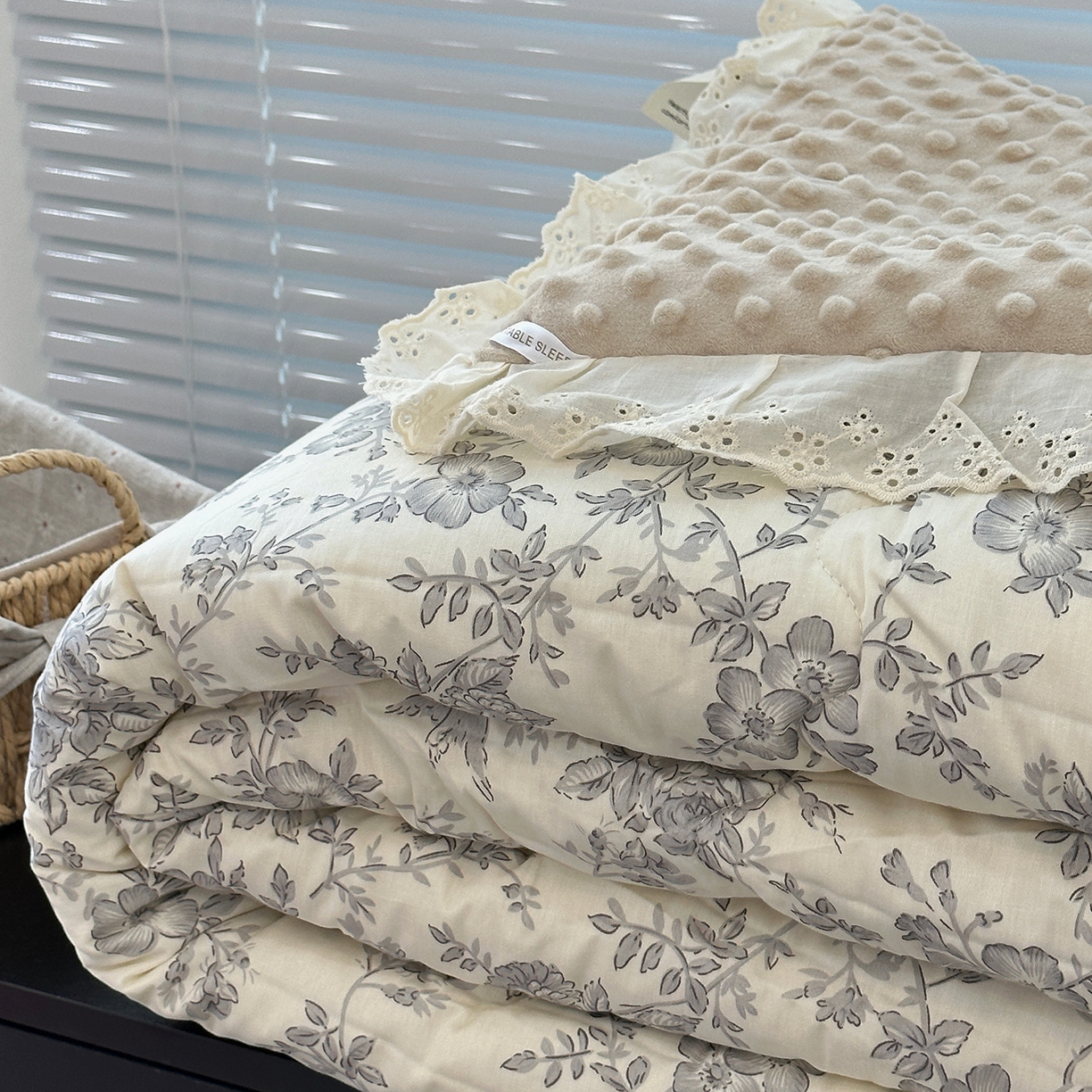 91家纺网 家纺一手货源 找家纺 佰织鑫家居 2025秋冬加厚纯棉全棉法式豆豆被被子被芯 赫本