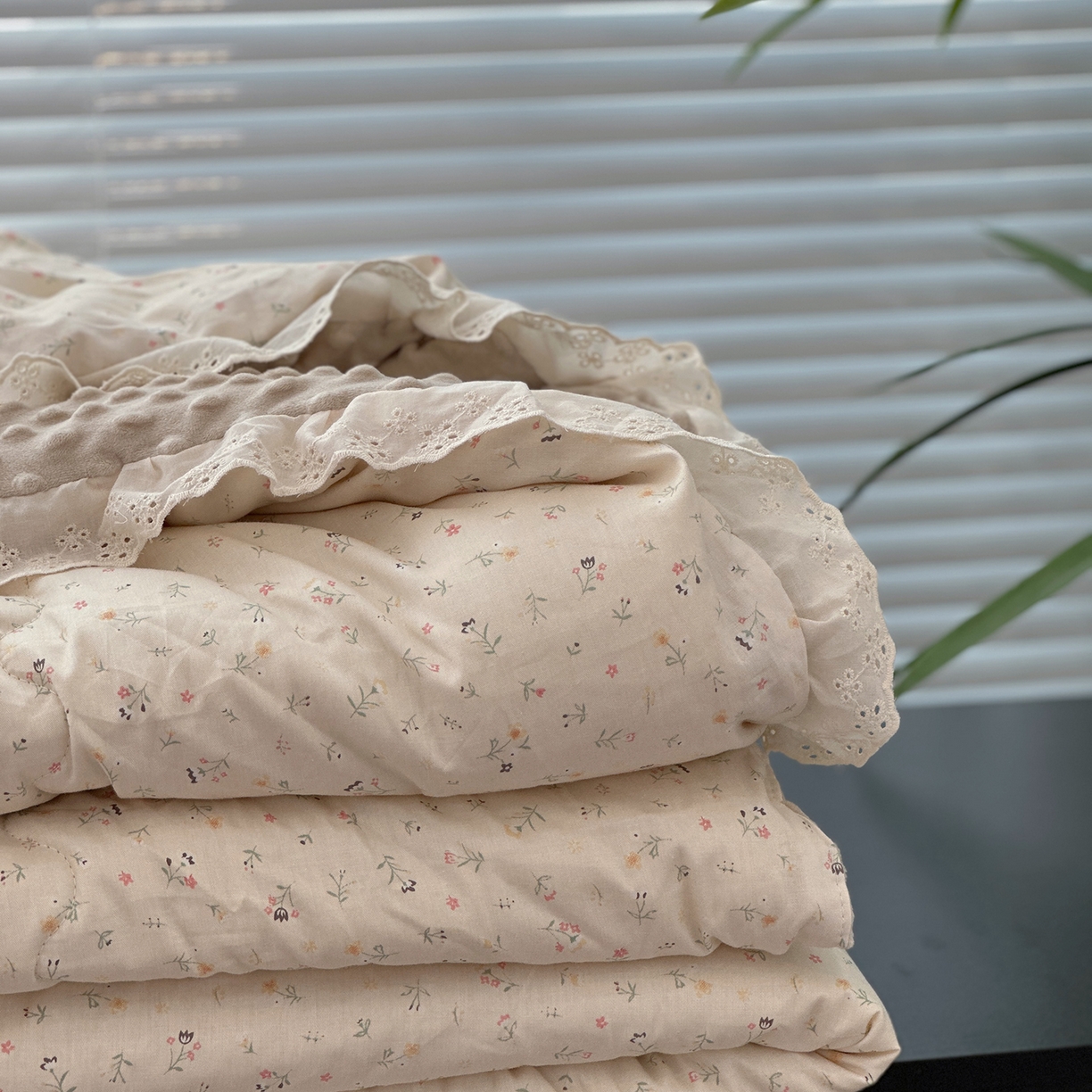 91家纺网 家纺一手货源 找家纺 佰织鑫家居 2025秋冬加厚纯棉全棉法式豆豆被被子被芯 花朵儿