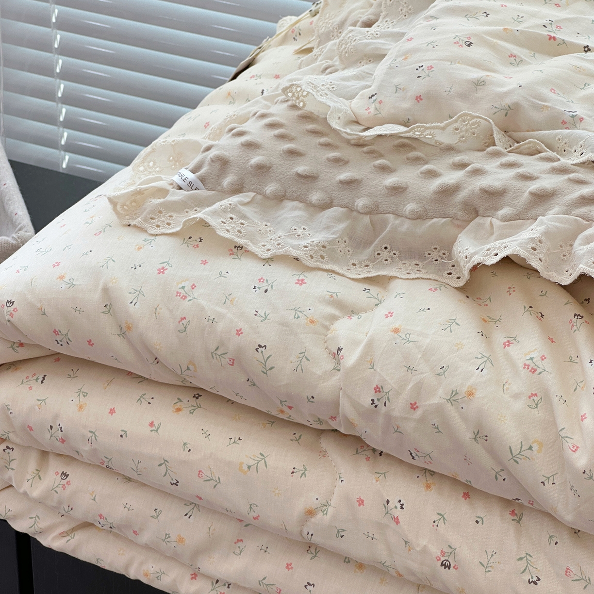 91家纺网 家纺一手货源 找家纺 佰织鑫家居 2025秋冬加厚纯棉全棉法式豆豆被被子被芯 花朵儿