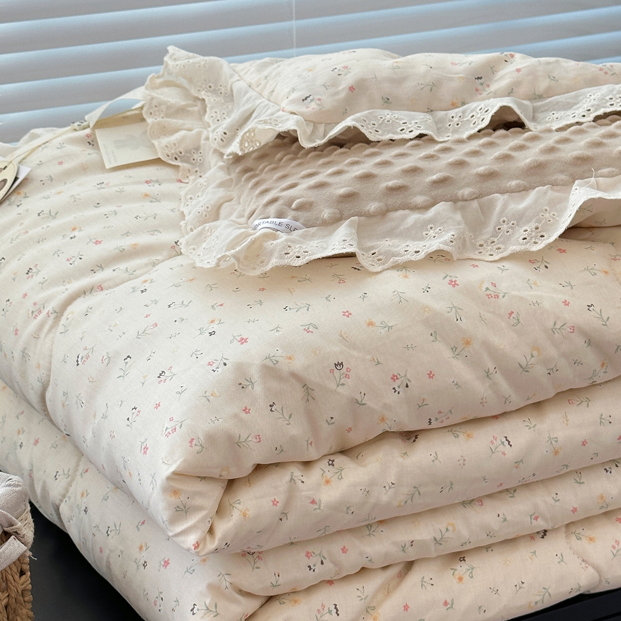 91家纺网 家纺一手货源 找家纺 佰织鑫家居 2025秋冬加厚纯棉全棉法式豆豆被被子被芯 花朵儿