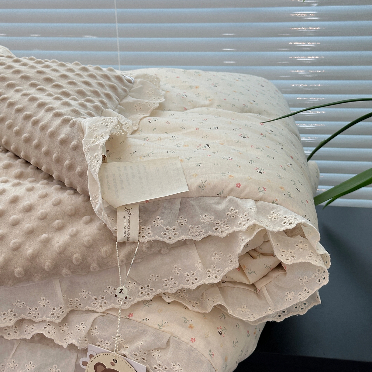 91家纺网 家纺一手货源 找家纺 佰织鑫家居 2025秋冬加厚纯棉全棉法式豆豆被被子被芯 花朵儿