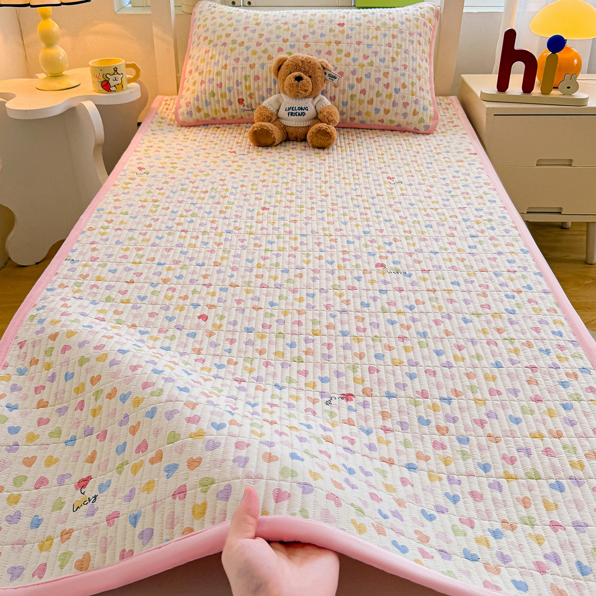 91家纺网 家纺一手货源 找家纺 梵朴 2025新款A类棉加绒一面纯棉一面宝宝婴儿牛奶绒双面可用床盖学生宿舍床垫炕盖-学生床图 五彩小爱心