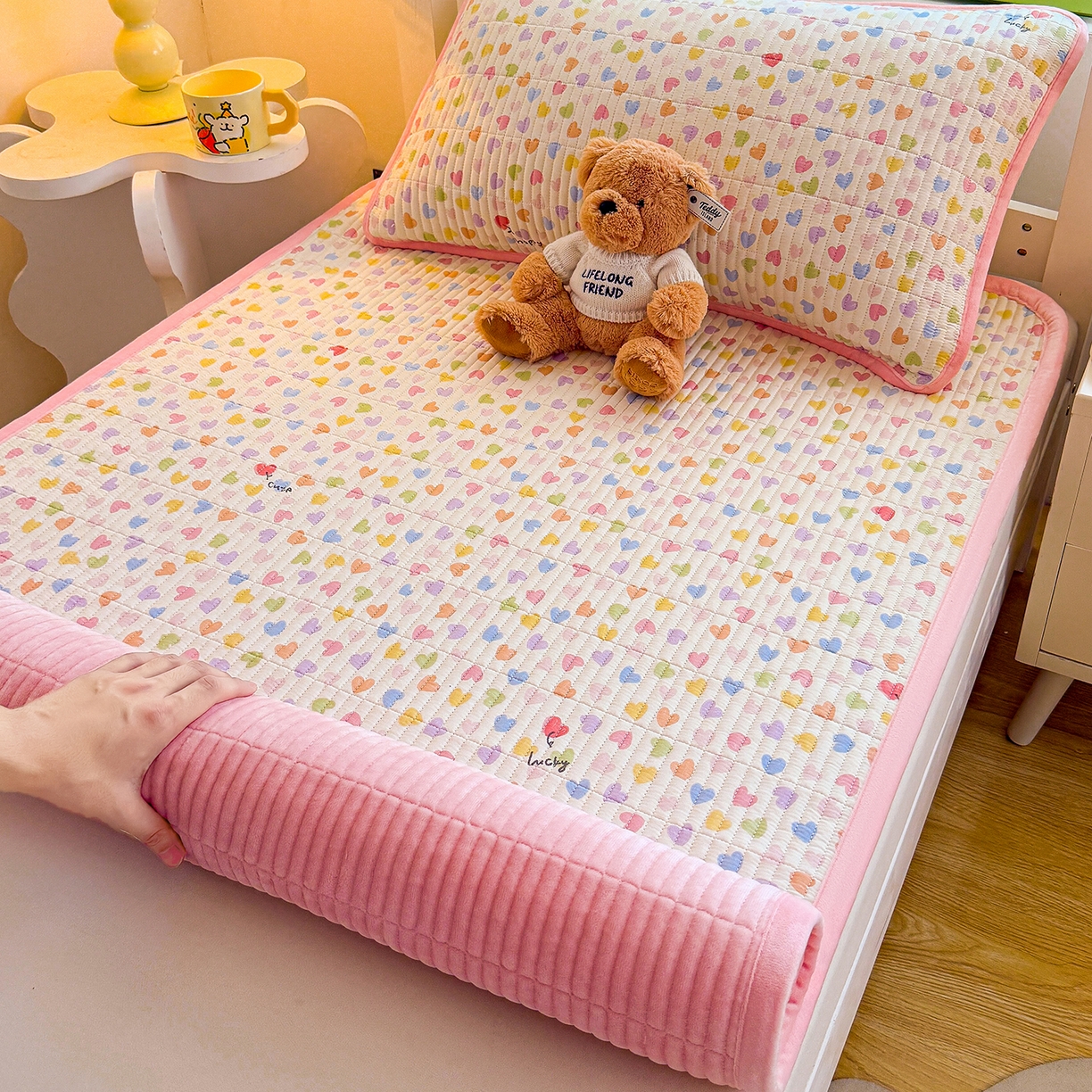91家纺网 家纺一手货源 找家纺 梵朴 2025新款A类棉加绒一面纯棉一面宝宝婴儿牛奶绒双面可用床盖学生宿舍床垫炕盖-学生床图 五彩小爱心
