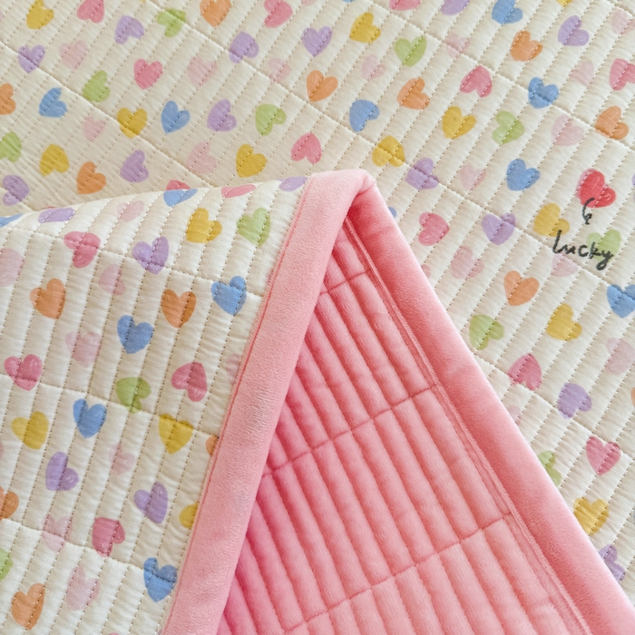 91家纺网 家纺一手货源 找家纺 梵朴 2025新款A类棉加绒一面纯棉一面宝宝婴儿牛奶绒双面可用床盖学生宿舍床垫炕盖-学生床图 五彩小爱心