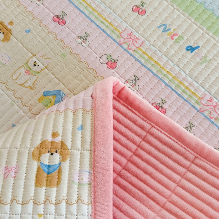 91家纺网 家纺一手货源 找家纺 梵朴 2025新款A类棉加绒一面纯棉一面宝宝婴儿牛奶绒双面可用床盖学生宿舍床垫炕盖-学生床图 小狗派对