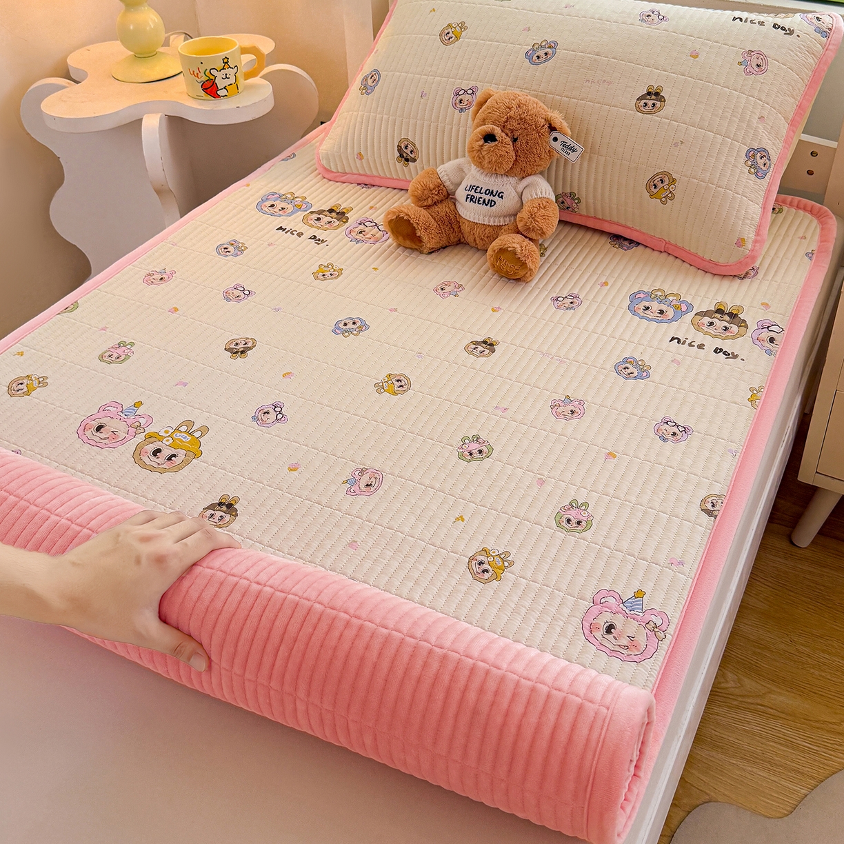 91家纺网 家纺一手货源 找家纺 梵朴 2025新款A类棉加绒一面纯棉一面宝宝婴儿牛奶绒双面可用床盖学生宿舍床垫炕盖-学生床图 小时代